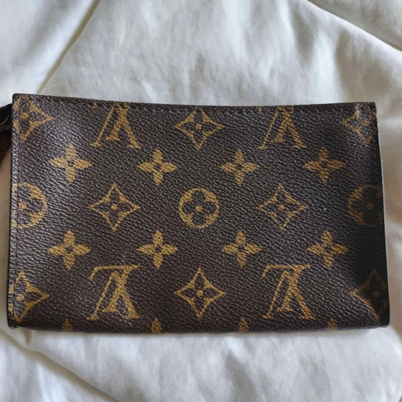 Louis Vuitton Pouch. Inside is tacky and zipper is not smooth - Picture 2 of 6